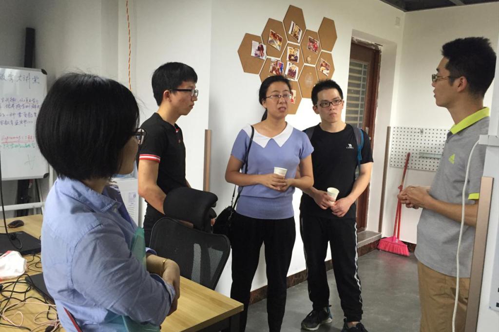 学校教师与部分实习学生合影留念 学校教师与部分实习学生合影留念