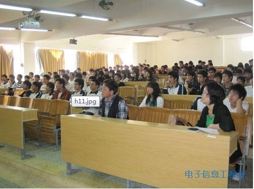 电子系领导与学生现场听讲